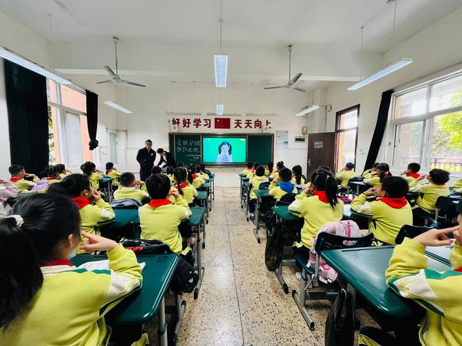 比赛当天,各班同学在班主任的带领下,安静有序地坐在教室里